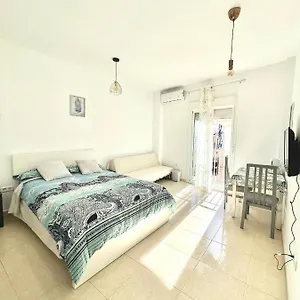 https://luna-rooms-centro.hotelsinnerja.org